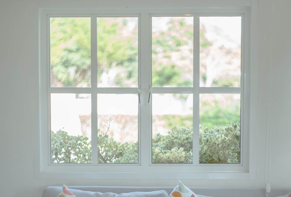 A stationary window installation
